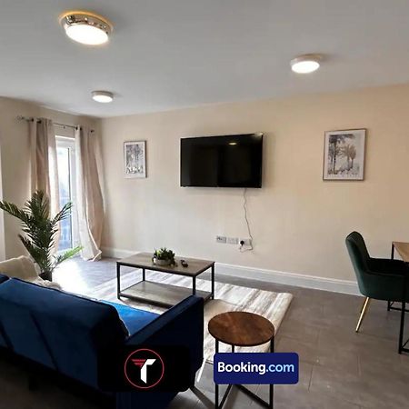 Stylish 2 Bedroom Flat By Tara Stays Short Lets & Serviced Accommodation Watford With Free Parking & Nearby Warner Studios Exteriér fotografie